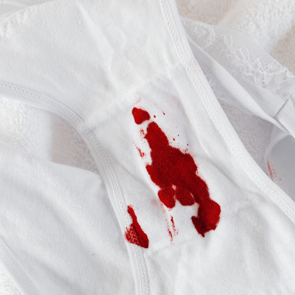 Weiße Unterhose mit roten Blutflecken 