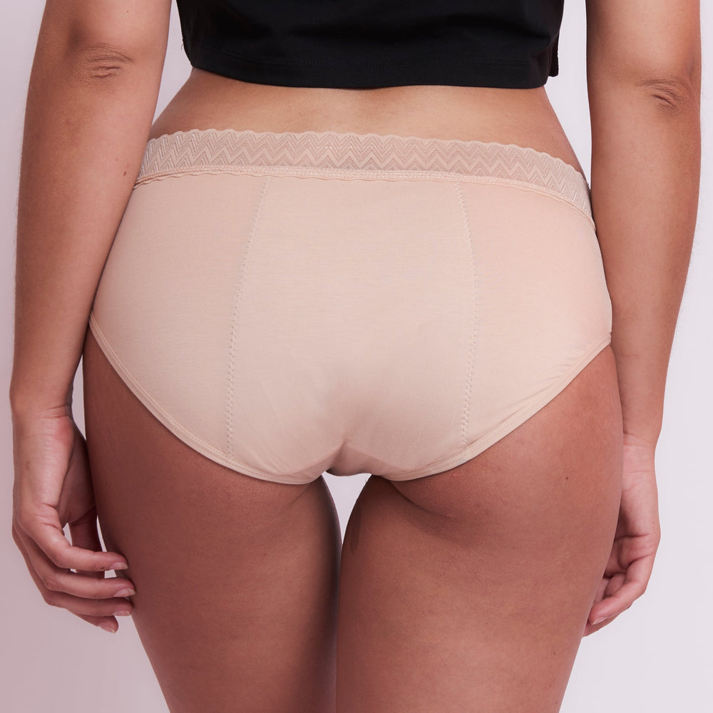 
                  
                    Menstruationsunterwäsche VIKA beige karamell strong von hinten getragen Lace Hipster
                  
                